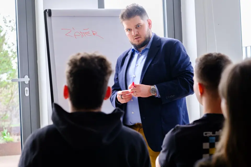 Martin Luňák školí obchodní tým u flipchartu