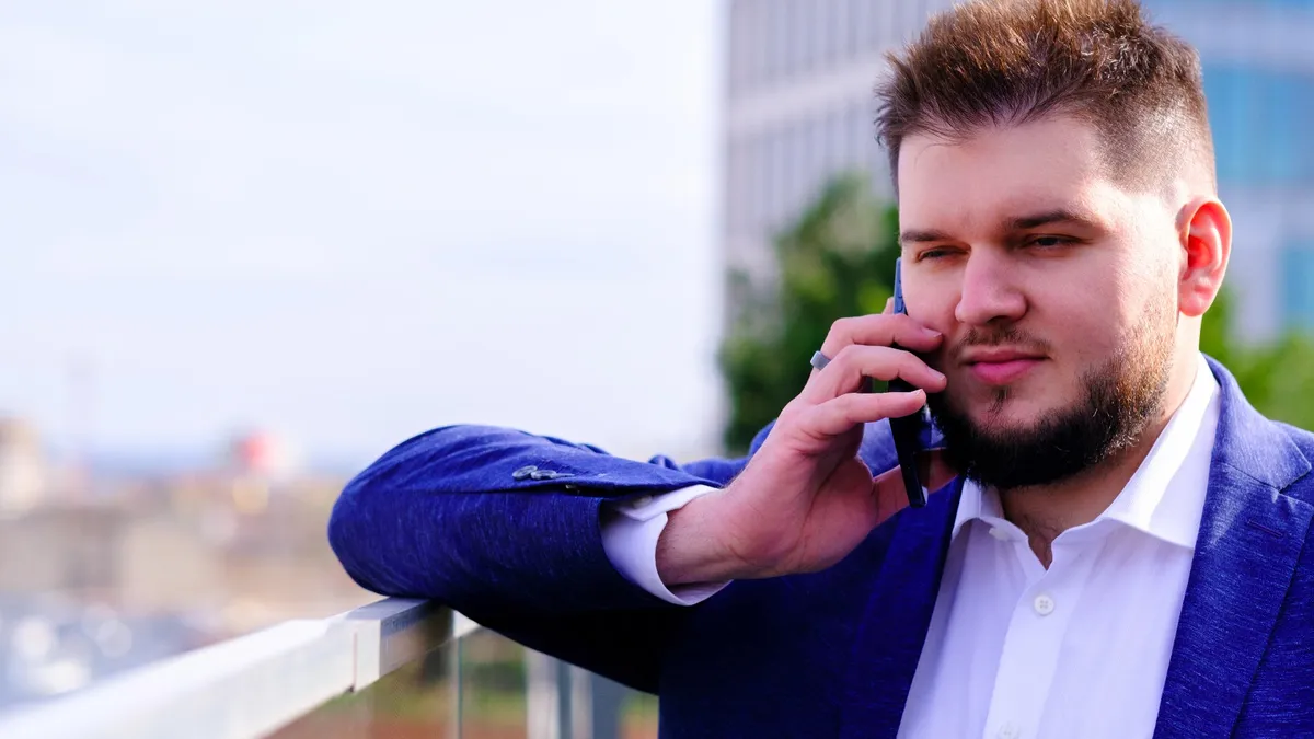 Martin Luňák telefonuje s klientem